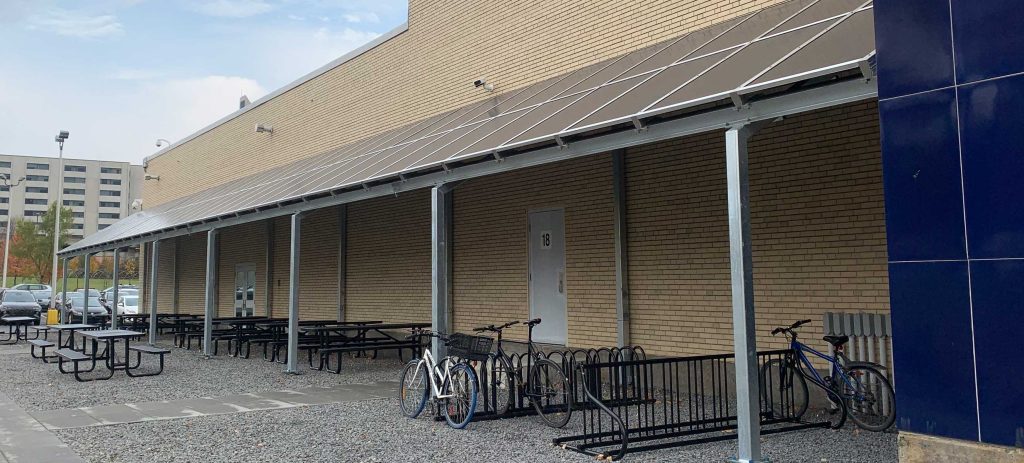 La Vie en Rose – Awning project December 2024 creation of a canopy from solar panels above the terrace reserved for employees in front of the building.